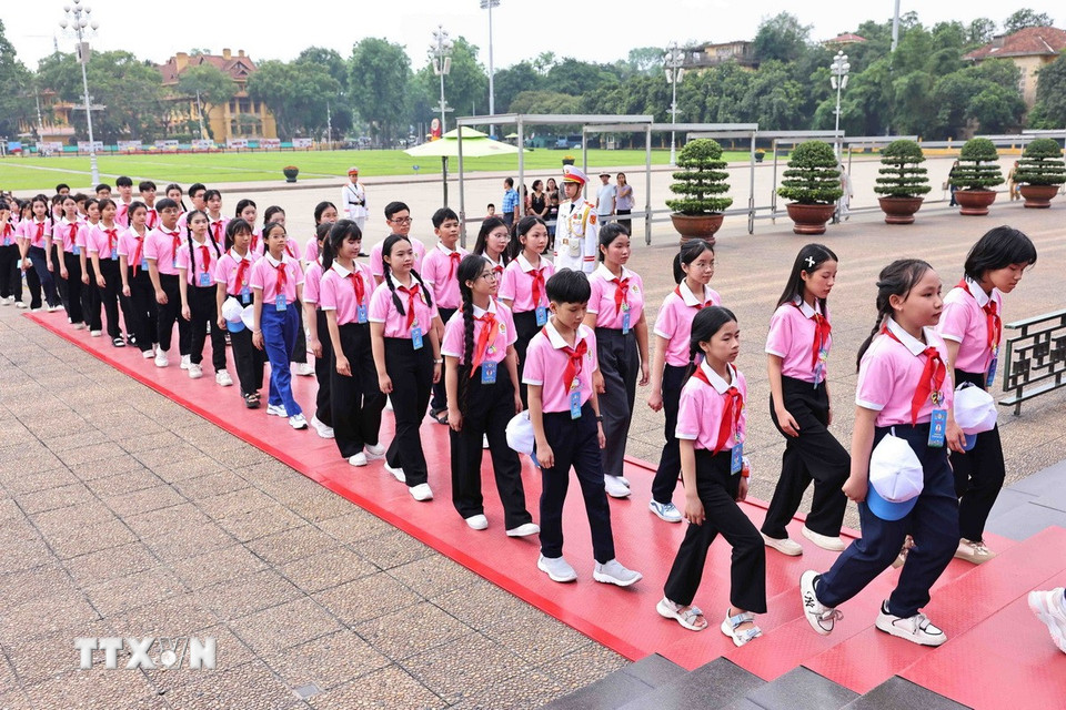 Đoàn đại biểu dự Đại hội Cháu ngoan Bác Hồ vào Lăng viếng Chủ tịch Hồ Chí Minh. (Ảnh: Minh Đức/TTXVN)