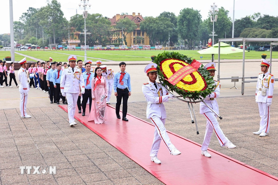 Đoàn đại biểu dự Đại hội Cháu ngoan Bác Hồ vào Lăng viếng Chủ tịch Hồ Chí Minh. (Ảnh: Minh Đức/TTXVN)