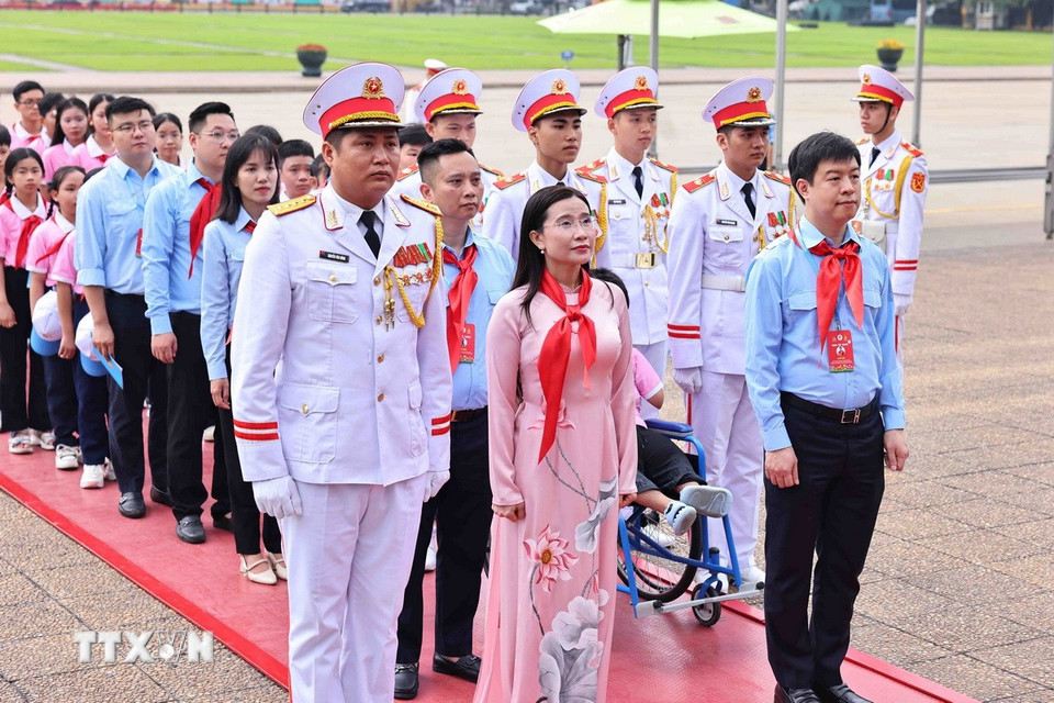 Đoàn đại biểu dự Đại hội Cháu ngoan Bác Hồ vào Lăng viếng Chủ tịch Hồ Chí Minh. (Ảnh: Minh Đức/TTXVN)