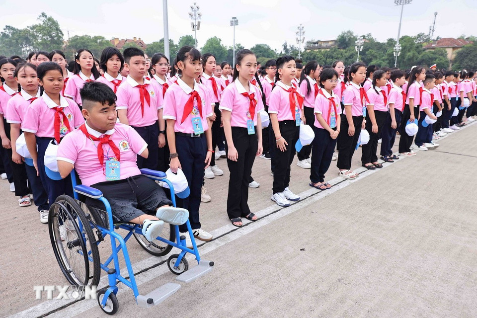 Đại biểu Cháu ngoan Bác Hồ vào Lăng viếng Chủ tịch Hồ Chí Minh. (Ảnh: Minh Đức/TTXVN)