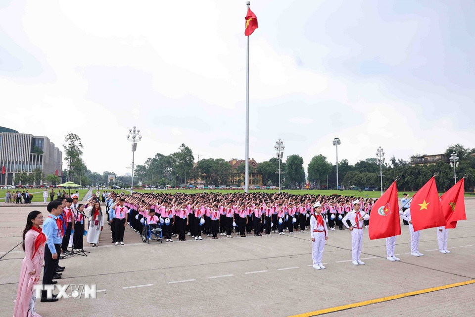 Đại biểu Cháu ngoan Bác Hồ báo công tại Lăng Chủ tịch Hồ Chí Minh. (Ảnh: Minh Đức/TTXVN)
