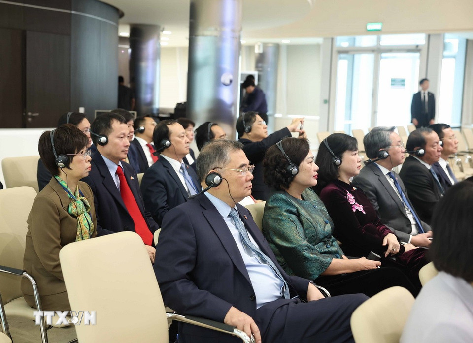 Đoàn đại biểu Việt Nam thăm Trung tâm Tài chính quốc tế Astana. (Ảnh: Thống Nhất/TTXVN)