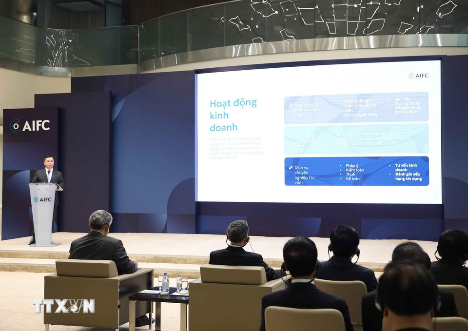 Tổng Bí thư Tô Lâm và Đoàn đại biểu Việt Nam nghe lãnh đạo Trung tâm Tài chính quốc tế Astana giới thiệu tổng thể về hoạt động của trung tâm. (Ảnh: Thống Nhất/TTXVN)