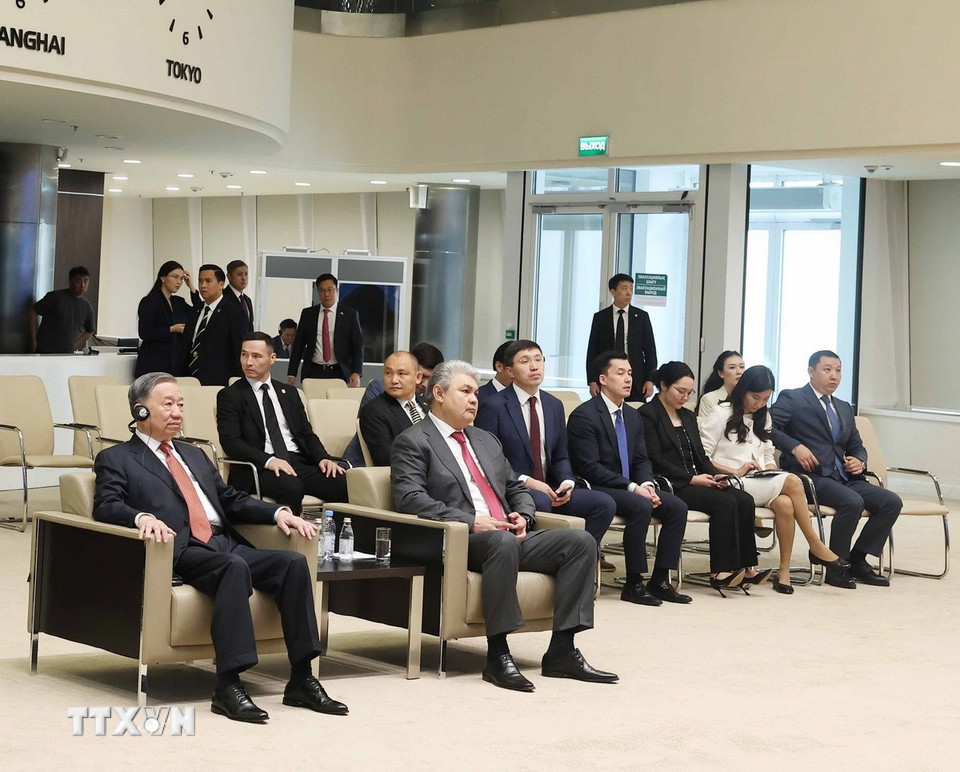 Tổng Bí thư Tô Lâm thăm Trung tâm Tài chính quốc tế Astana. (Ảnh: Thống Nhất/TTXVN)