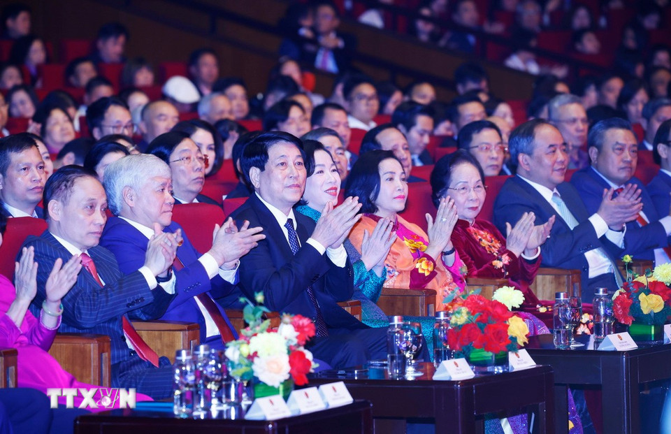 Chủ tịch nước Lương Cường và Phu nhân dự Chương trình giao lưu nghệ thuật Xuân Quê hương 2025. (Ảnh: Lâm Khánh/TTXVN)