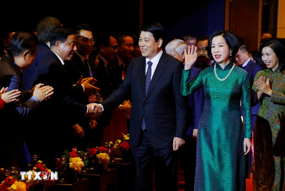 Chủ tịch nước Lương Cường và Phu nhân dự Chương trình giao lưu nghệ thuật Xuân Quê hương 2025. (Ảnh: Lâm Khánh/TTXVN)