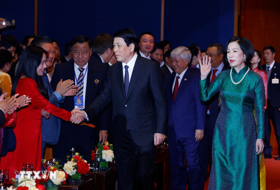 Chủ tịch nước Lương Cường và Phu nhân dự Chương trình giao lưu nghệ thuật Xuân Quê hương 2025. (Ảnh: Lâm Khánh/TTXVN)