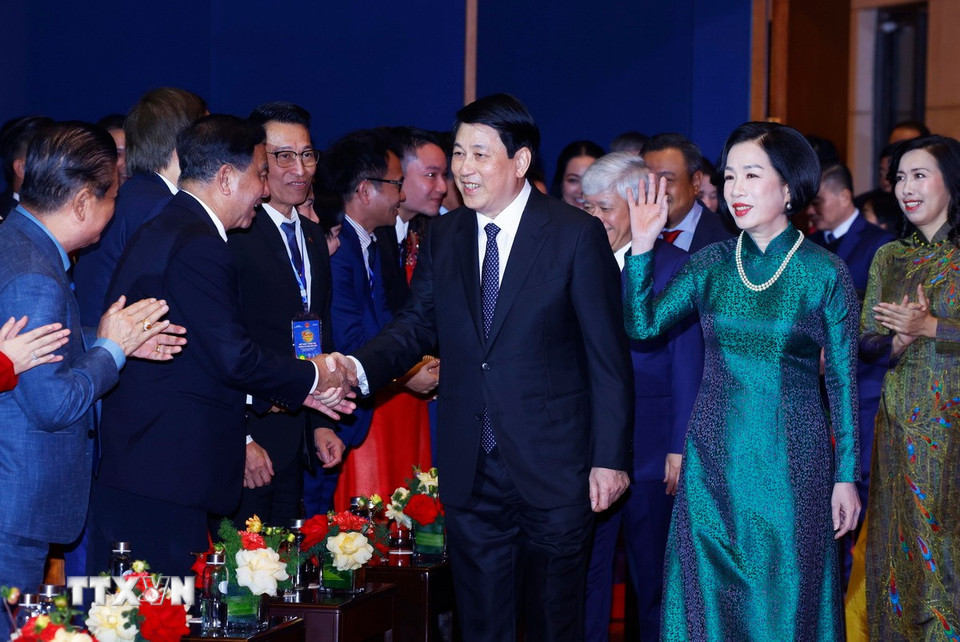 Chủ tịch nước Lương Cường và Phu nhân dự Chương trình giao lưu nghệ thuật Xuân Quê hương 2025. (Ảnh: Lâm Khánh/TTXVN)