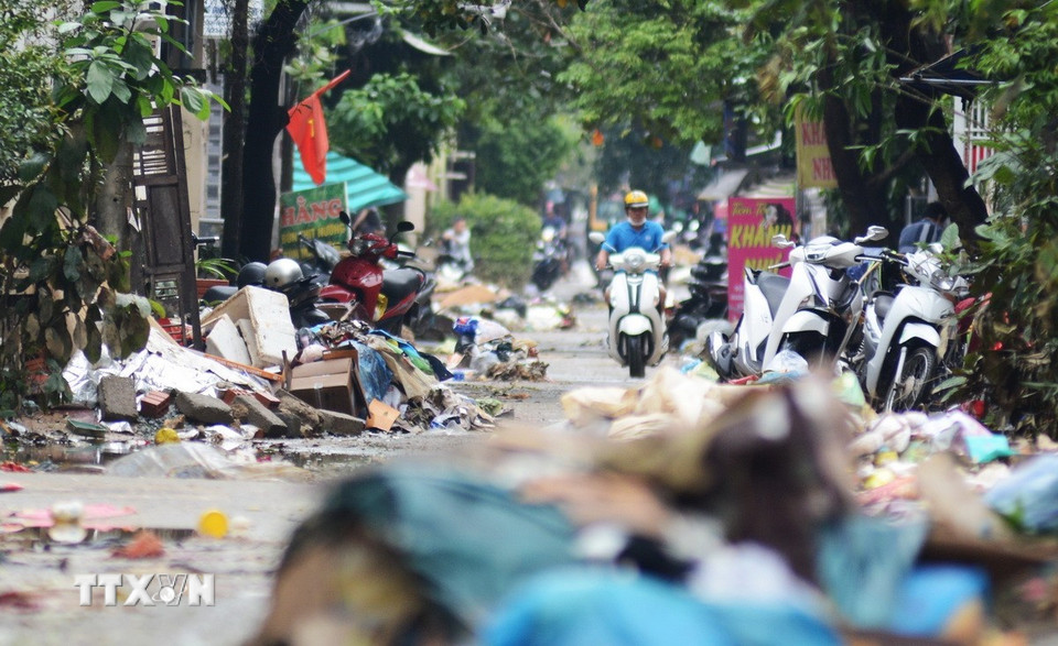 Đường Ngô Đức Kế (phường Phú Xuân, thành phố Huế) là nơi ngập lụt sâu, do đó sau lụt lượng rác lớn phát sinh tràn ngập con đường này. (Ảnh: Văn Dũng/TTXVN)