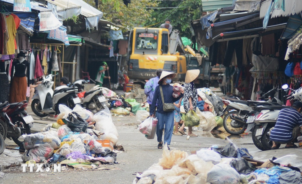 Con ngõ nhỏ bên cạnh chợ Xép, đường Mai Thúc Loan (phường Phú Xuân, thành phố Huế) tràn ngập rác. (Ảnh: Văn Dũng/TTXVN)