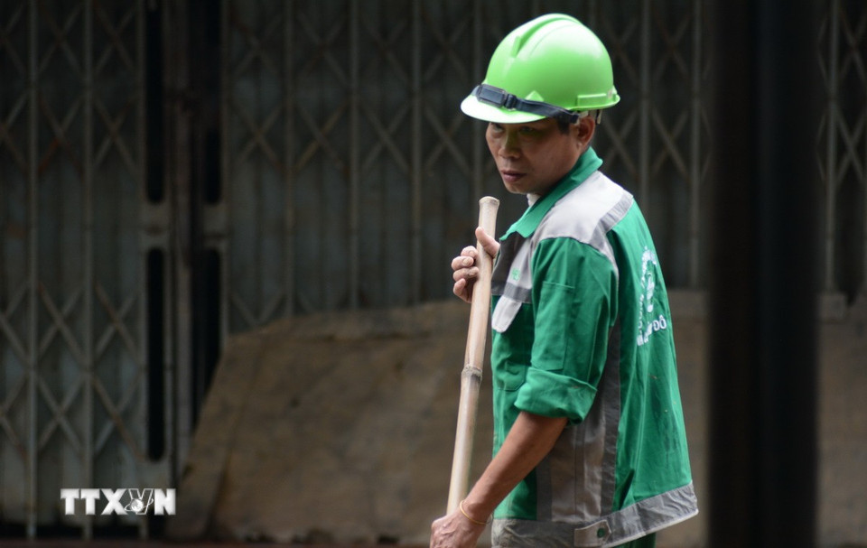 Anh Hoàng Toàn, công nhân của Công ty cổ phần Môi trường và Công trình đô thị Huế. (Ảnh: Văn Dũng/TTXVN)