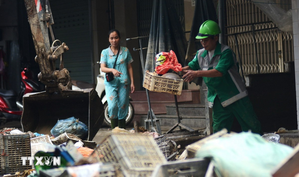 Anh Hoàng Toàn, công nhân của Công ty cổ phần Môi trường và Công trình đô thị Huế, chia sẻ 18 năm làm công nhân môi trường nhưng chưa từng phải dọn rác nhiều như lần này. (Ảnh: Văn Dũng/TTXVN)