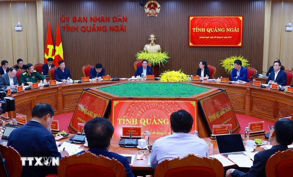 Thủ tướng Phạm Minh Chính làm việc với Ban Thường vụ Tỉnh uỷ Quảng Ngãi về tình hình phát triển kinh tế-xã hội. (Ảnh: Dương Giang/TTXVN)