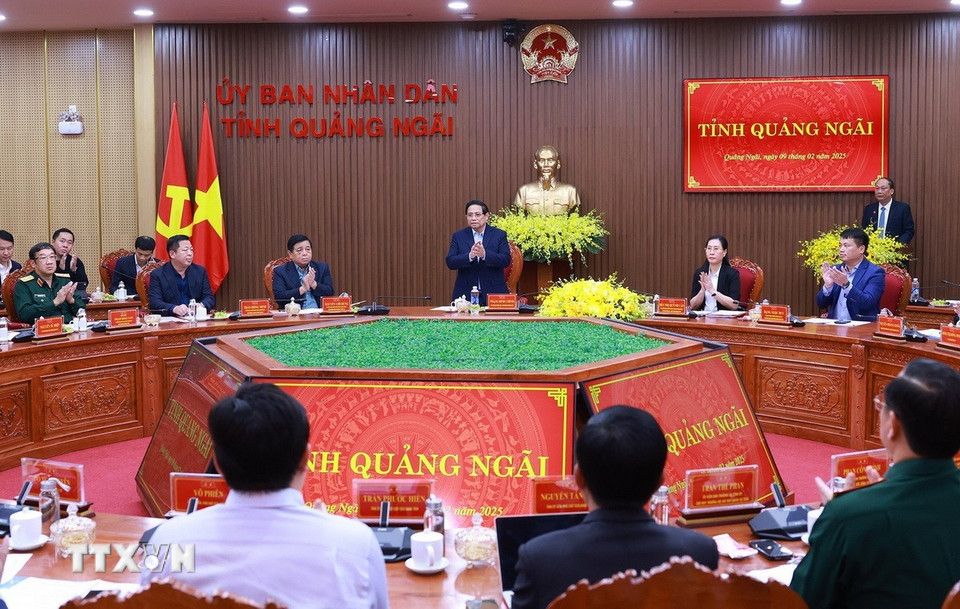 Thủ tướng Phạm Minh Chính làm việc với Ban Thường vụ Tỉnh uỷ Quảng Ngãi về tình hình phát triển kinh tế-xã hội. (Ảnh: Dương Giang/TTXVN)