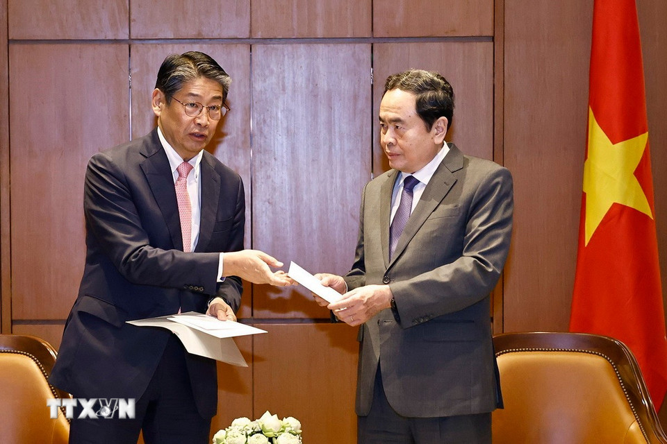 Nhân dịp Năm mới, Đại sứ Nhật Bản tại Việt Nam Ito Naoki chuyển thiếp chúc mừng năm mới của Thủ tướng Nhật Bản Ishiba Shigeru và Chủ tịch, Phó Chủ Hạ Viện Nhật Bản tới Chủ tịch Quốc hội Trần Thanh Mẫn. (Ảnh: Doãn Tấn/TTXVN)