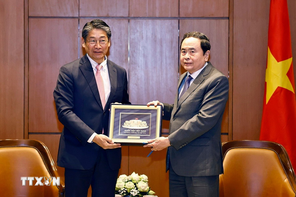 Chủ tịch Quốc hội Trần Thanh Mẫn tặng quà lưu niệm Đại sứ Nhật Bản tại Việt Nam Ito Naoki. (Ảnh: Doãn Tấn/TTXVN)