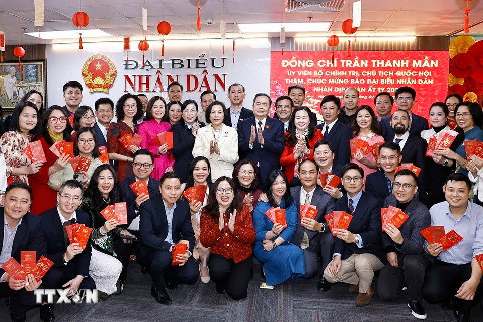 Chủ tịch Quốc hội Trần Thanh Mẫn với cán bộ, phóng viên, biên tập viên của Báo Đại biểu Nhân dân. (Ảnh: Doãn Tấn/TTXVN)