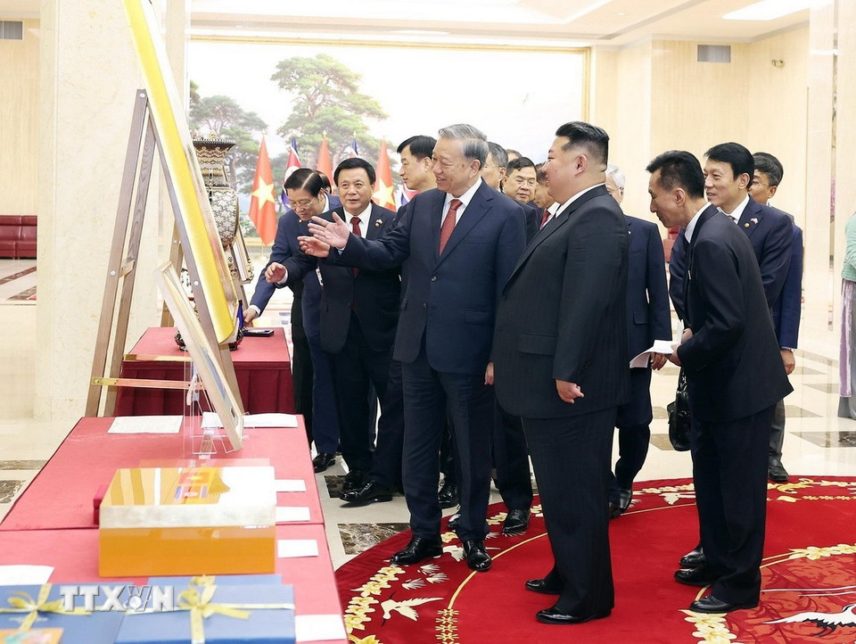 Tổng Bí thư Tô Lâm và Tổng Bí thư, Chủ tịch Quốc vụ Triều Tiên Kim Jong Un trao đổi tặng phẩm. (Ảnh: Thống Nhất/TTXVN)
