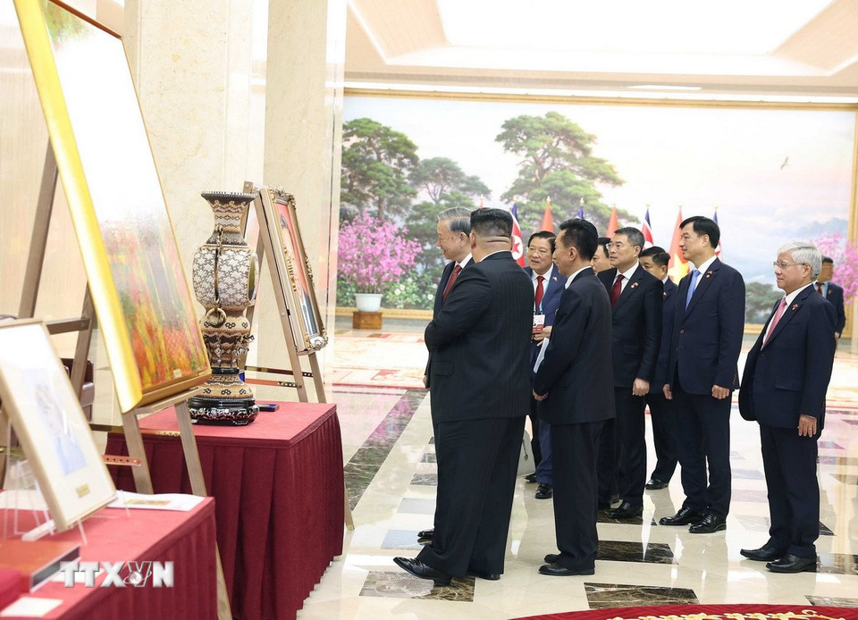 Tổng Bí thư Tô Lâm và Tổng Bí thư, Chủ tịch Quốc vụ Triều Tiên Kim Jong Un trao đổi tặng phẩm. (Ảnh: Thống Nhất/TTXVN)