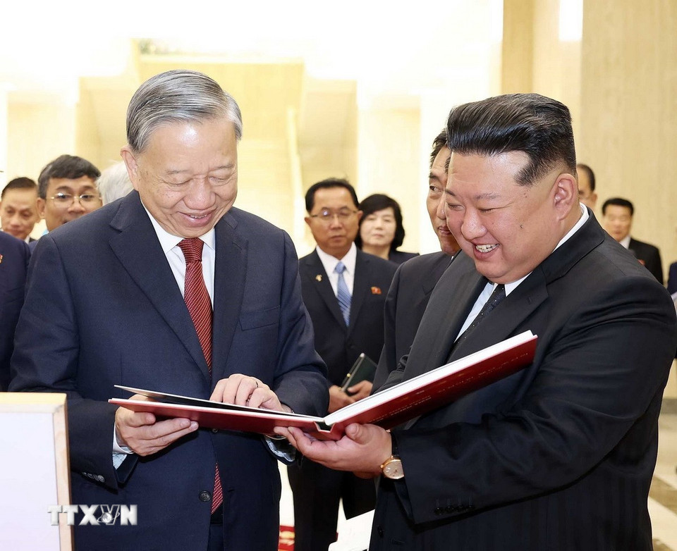Sau khi kết thúc hội đàm, Tổng Bí thư Tô Lâm trao tặng Tổng Bí thư, Chủ tịch Quốc vụ CHDCND Triều Tiên Kim Jong Un cuốn sách ảnh "Thắm tình hữu nghị Việt Nam-Triều Tiên." (Ảnh: Thống Nhất/TTXVN)