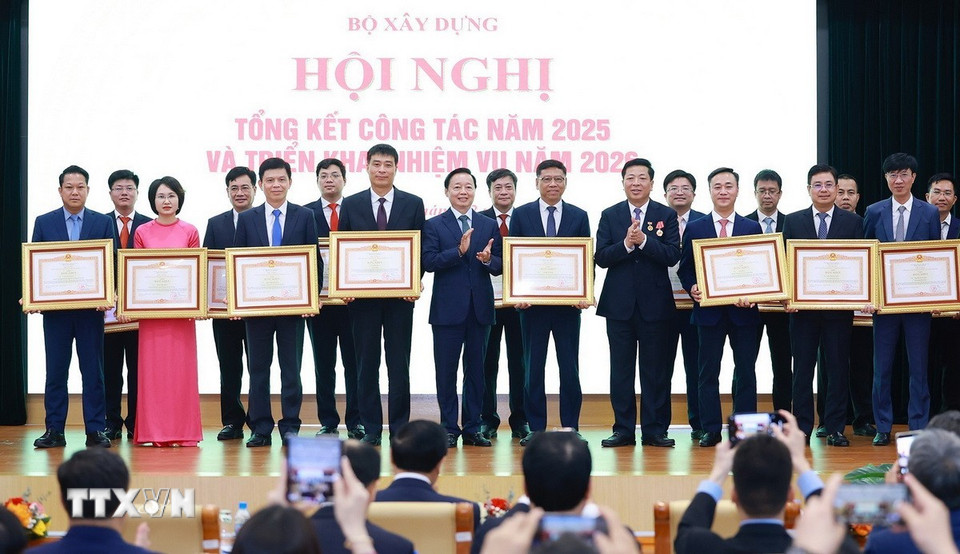 Phó Thủ tướng Trần Hồng Hà và Bộ trưởng Bộ Xây dựng Trần Hồng Minh trao bằng khen của Thủ tướng Chính phủ cho các cá nhân, tập thể có thành tích xuất sắc. (Ảnh: Dương Giang/TTXVN)