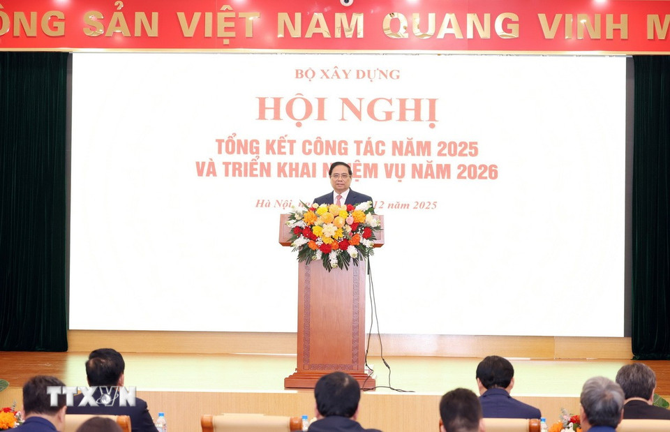 Thủ tướng Phạm Minh Chính phát biểu chỉ đạo tại Hội nghị Tổng kết công tác năm 2025 và triển khai nhiệm vụ năm 2026 của Bộ Xây dựng. (Ảnh: Dương Giang/TTXVN)