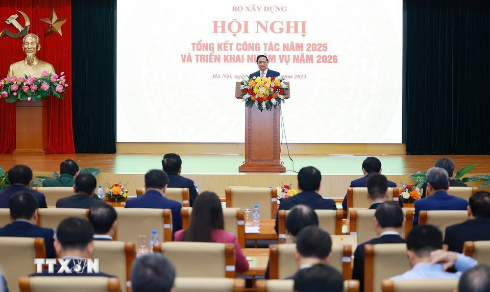 Thủ tướng Phạm Minh Chính phát biểu chỉ đạo tại Hội nghị Tổng kết công tác năm 2025 và triển khai nhiệm vụ năm 2026 của Bộ Xây dựng. (Ảnh: Dương Giang/TTXVN)