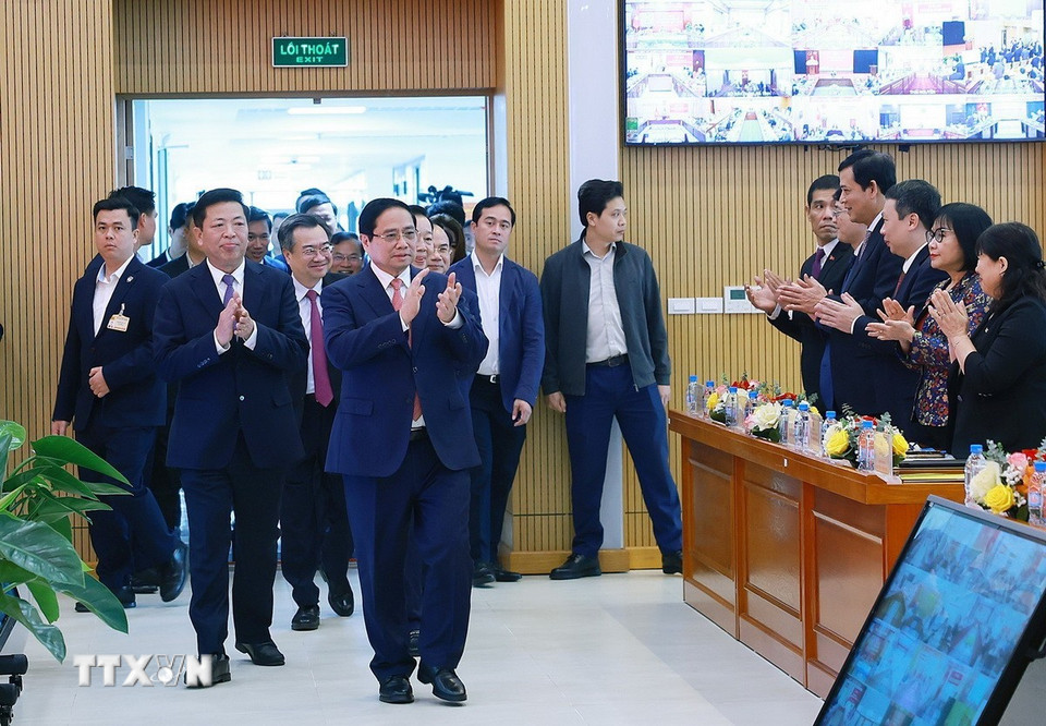 Thủ tướng Phạm Minh Chính đến dự Hội nghị Tổng kết công tác năm 2025 và triển khai nhiệm vụ năm 2026 của Bộ Xây dựng. (Ảnh: Dương Giang/TTXVN)