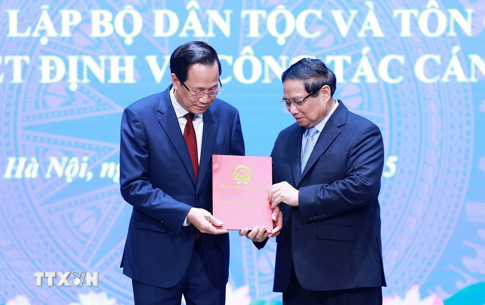 Thủ tướng Phạm Minh Chính trao Quyết định bổ nhiệm Bộ trưởng Bộ Dân tộc và Tôn giáo đối với ông Đào Ngọc Dung. (Ảnh: Dương Giang/TTXVN)