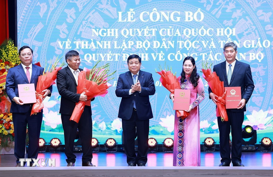 Phó Thủ tướng Nguyễn Chí Dũng trao Quyết định bổ nhiệm cho các Thứ trưởng Bộ Dân tộc và Tôn giáo. (Ảnh: Dương Giang/TTXVN)