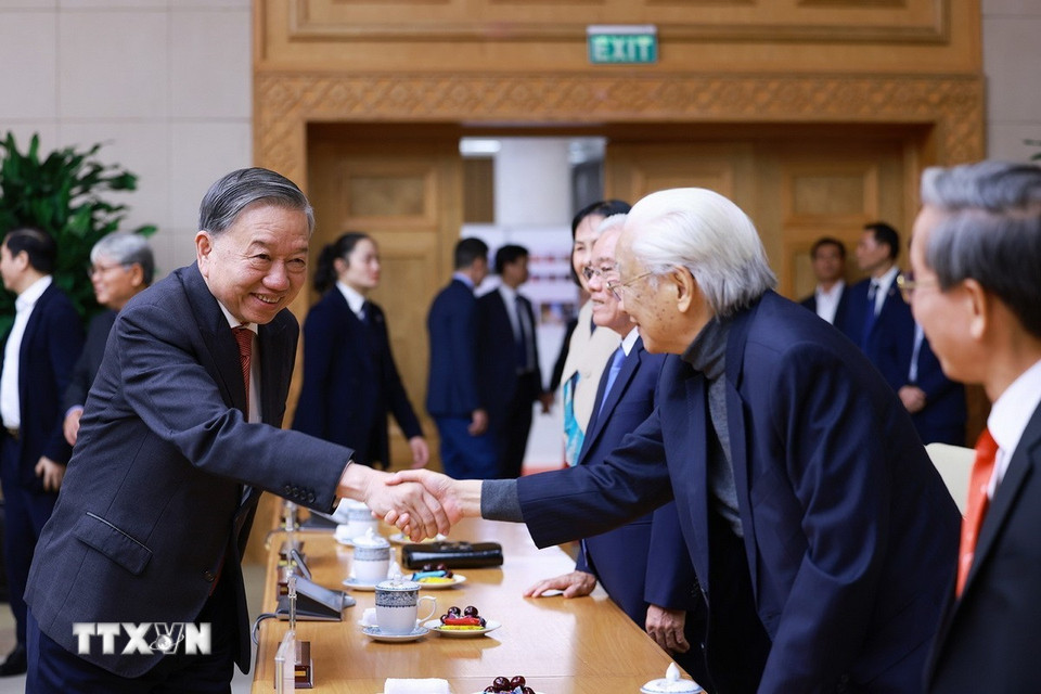 Tổng Bí thư Tô Lâm với các lãnh đạo, nguyên lãnh đạo Đảng, Nhà nước. (Ảnh: Dương Giang/TTXVN)