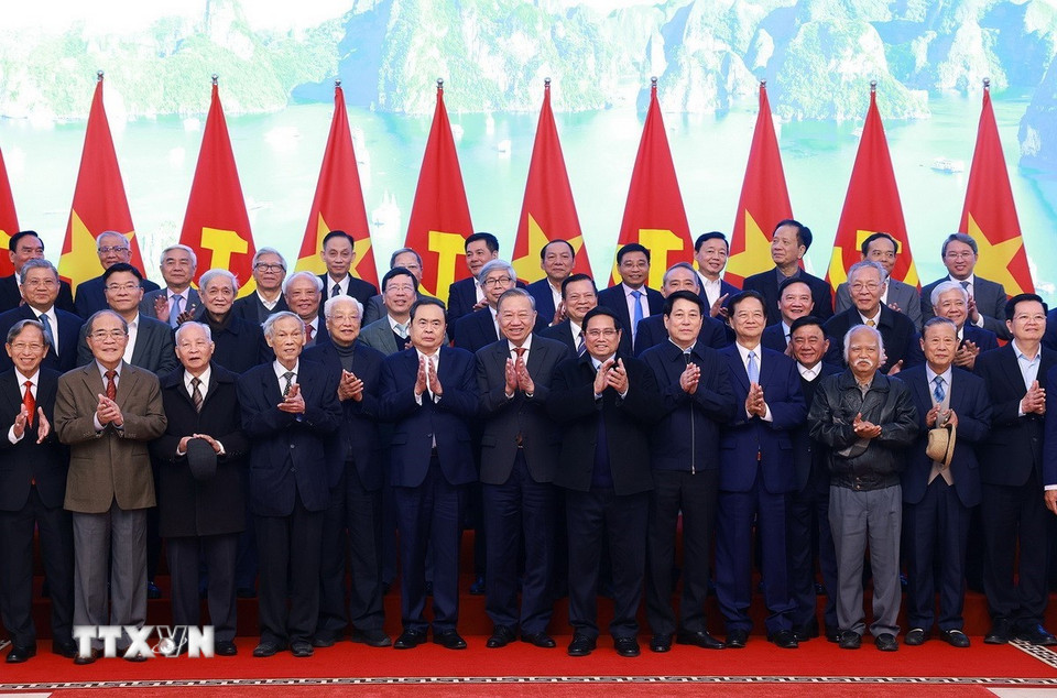 Tổng Bí thư Tô Lâm, Chủ tịch nước Lương Cường, Thủ tướng Phạm Minh Chính, Chủ tịch Quốc hội Trần Thanh Mẫn với các lãnh đạo, nguyên lãnh đạo Đảng, Nhà nước qua các thời kỳ. (Ảnh: Dương Giang/TTXVN)