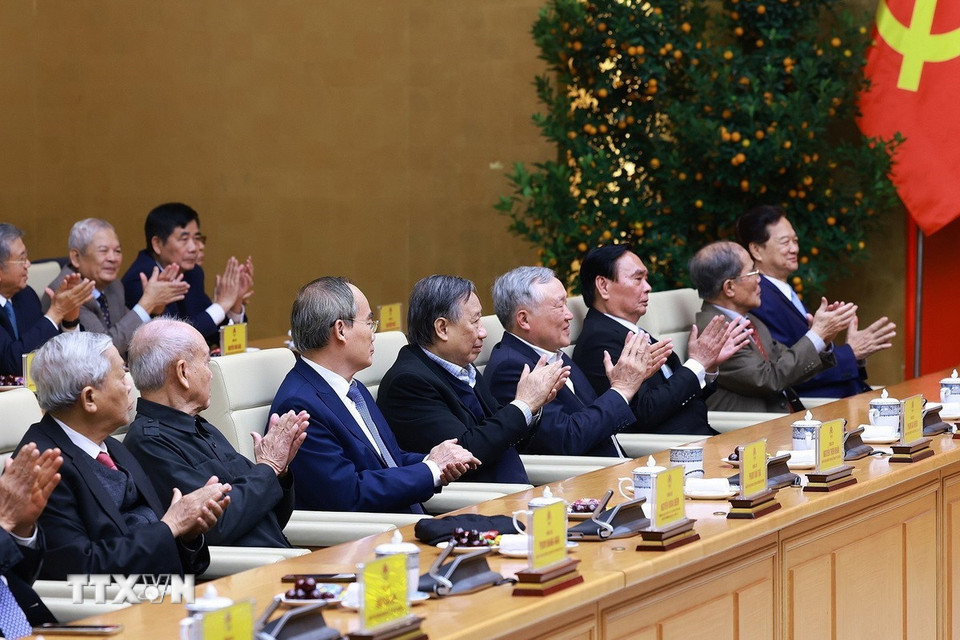Các lãnh đạo, nguyên lãnh đạo Đảng, Nhà nước qua các thời kỳ tham dự buổi gặp. (Ảnh: Dương Giang/TTXVN)
