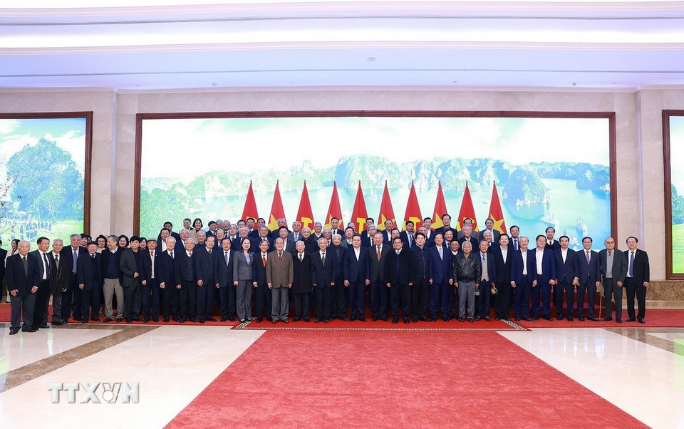 Tổng Bí thư Tô Lâm, Chủ tịch nước Lương Cường, Thủ tướng Phạm Minh Chính, Chủ tịch Quốc hội Trần Thanh Mẫn với các lãnh đạo, nguyên lãnh đạo Đảng, Nhà nước qua các thời kỳ. (Ảnh: Dương Giang/TTXVN)