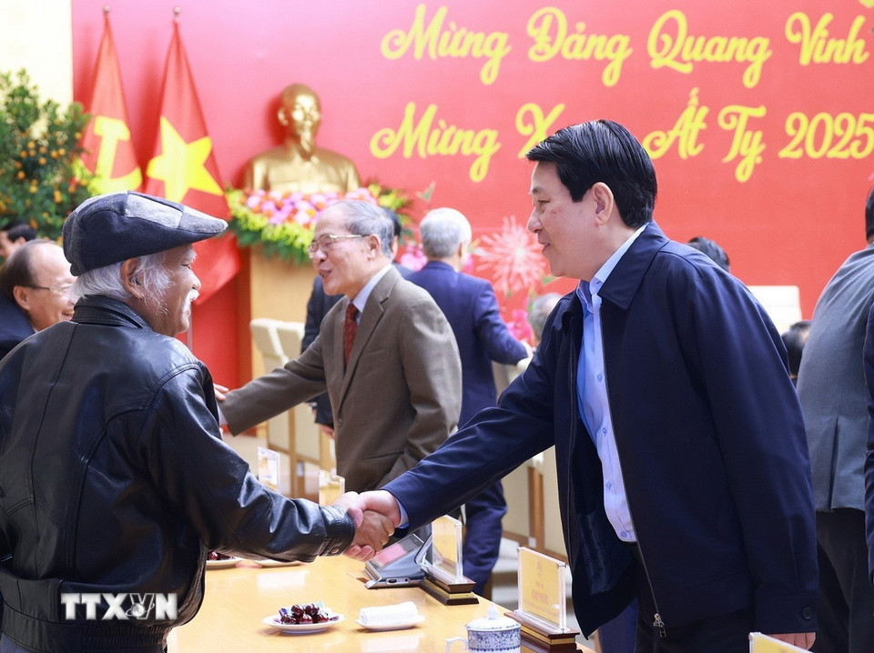 Chủ tịch nước Lương Cường với các lãnh đạo, nguyên lãnh đạo Đảng, Nhà nước. (Ảnh: Dương Giang/TTXVN)