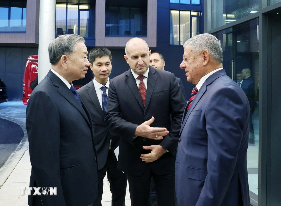 Tổng thống Bulgaria Rumen Radev và lãnh đạo doanh nghiệp quốc phòng Samel 90 đón Tổng Bí thư Tô Lâm. (Ảnh: Thống Nhất/TTXVN)