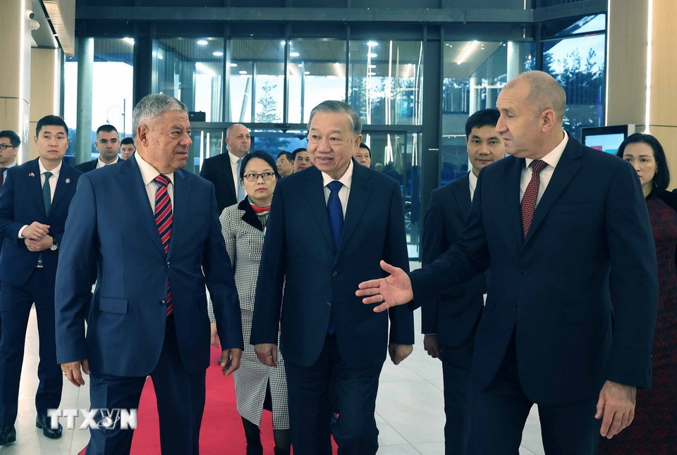 Tổng thống Bulgaria Rumen Radev và lãnh đạo doanh nghiệp quốc phòng Samel 90 đón Tổng Bí thư Tô Lâm. (Ảnh: Thống Nhất/TTXVN)