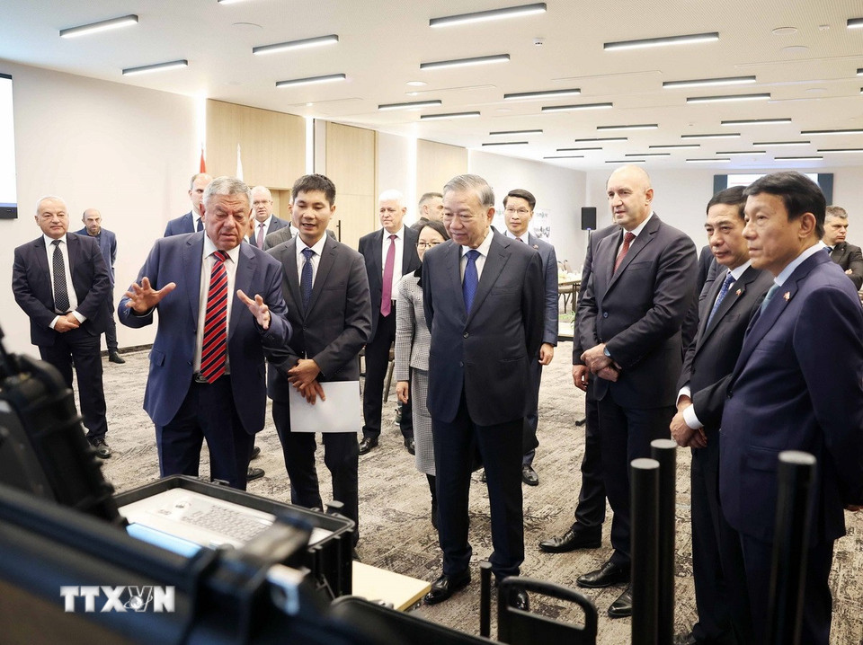 Tổng Bí thư Tô Lâm và Tổng thống Bulgaria Rumen Radev thăm quan các sản phẩm trưng bày. (Ảnh: Thống Nhất/TTXVN)