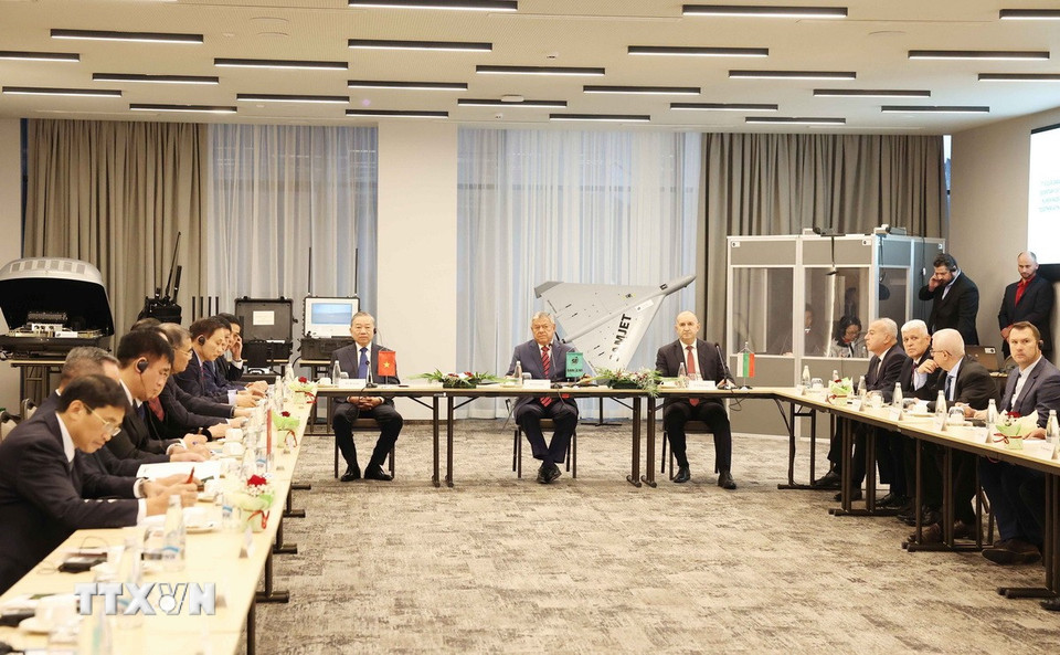 Tổng Bí thư Tô Lâm và Tổng thống Cộng hòa Bulgaria Rumen Radev tại buổi làm việc với doanh nghiệp quốc phòng Samel 90. (Ảnh: Thống Nhất/TTXVN)