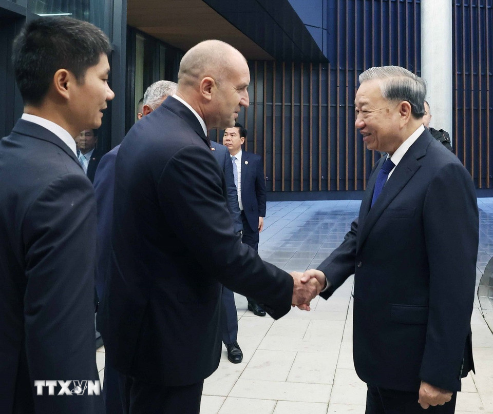 Tổng thống Bulgaria Rumen Radev đón Tổng Bí thư Tô Lâm thăm doanh nghiệp quốc phòng Samel 90. (Ảnh: Thống Nhất/TTXVN)