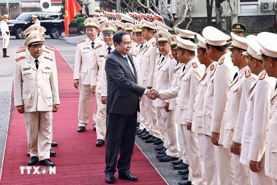 Chủ tịch Quốc hội Trần Thanh Mẫn với lực lượng công an Thành phố Cần Thơ. (Ảnh: Doãn Tấn/TTXVN)