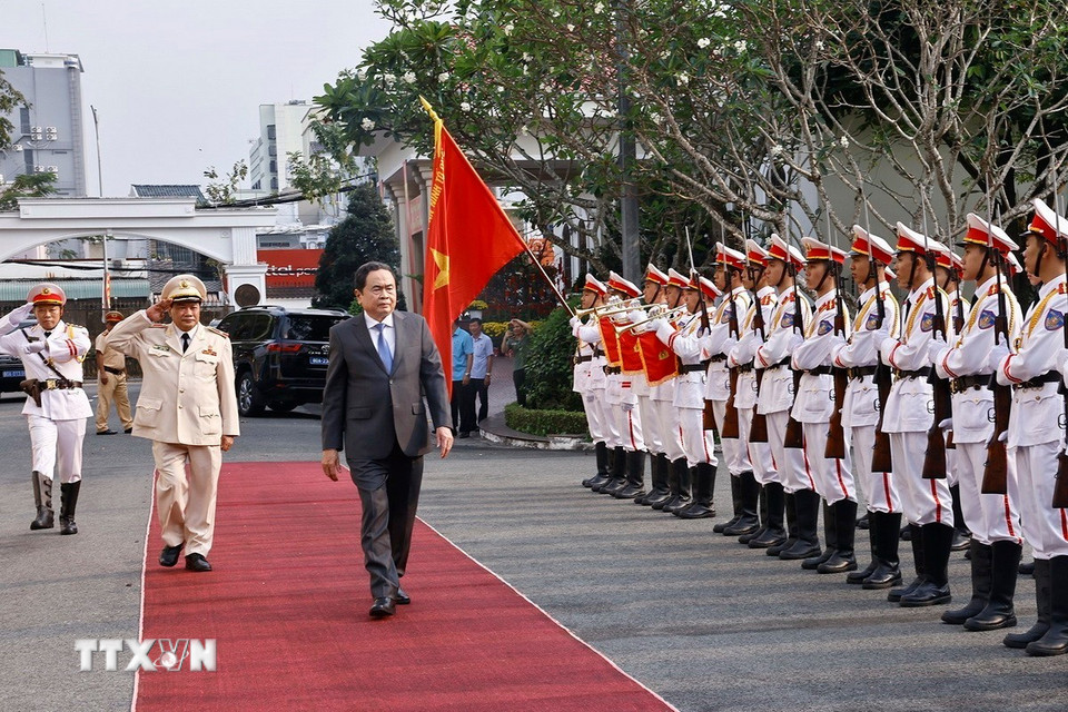 Chủ tịch Quốc hội Trần Thanh Mẫn duyệt đội danh dự Công an nhân dân. (Ảnh: Doãn Tấn/TTXVN)