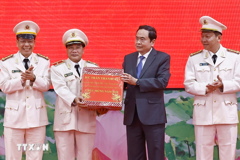 Chủ tịch Quốc hội Trần Thanh Mẫn tặng quà Tết Nguyên đán Ất Tỵ 2025 công an Thành phố Cần Thơ. (Ảnh: Doãn Tấn/TTXVN)