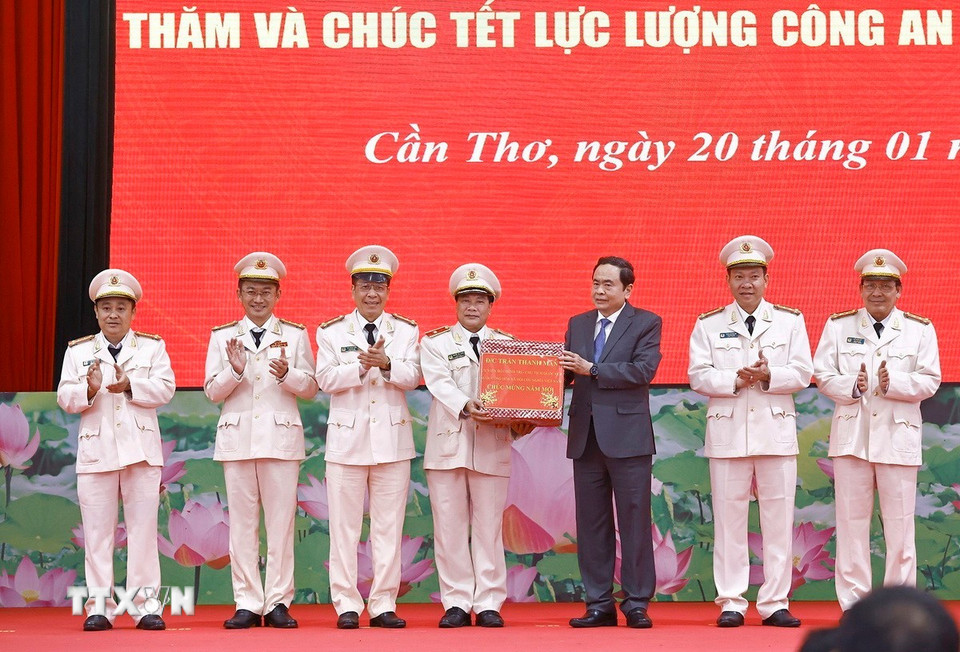 Chủ tịch Quốc hội Trần Thanh Mẫn tặng quà Tết Nguyên đán Ất Tỵ 2025 công an Thành phố Cần Thơ. (Ảnh: Doãn Tấn/TTXVN)