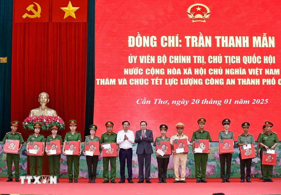 Tặng quà Tết Nguyên đán Ất Tỵ 2025 cho cán bộ, chiến sỹ có hoàn cảnh khó khăn của công an Thành phố Cần Thơ. (Ảnh: Doãn Tấn/TTXVN)
