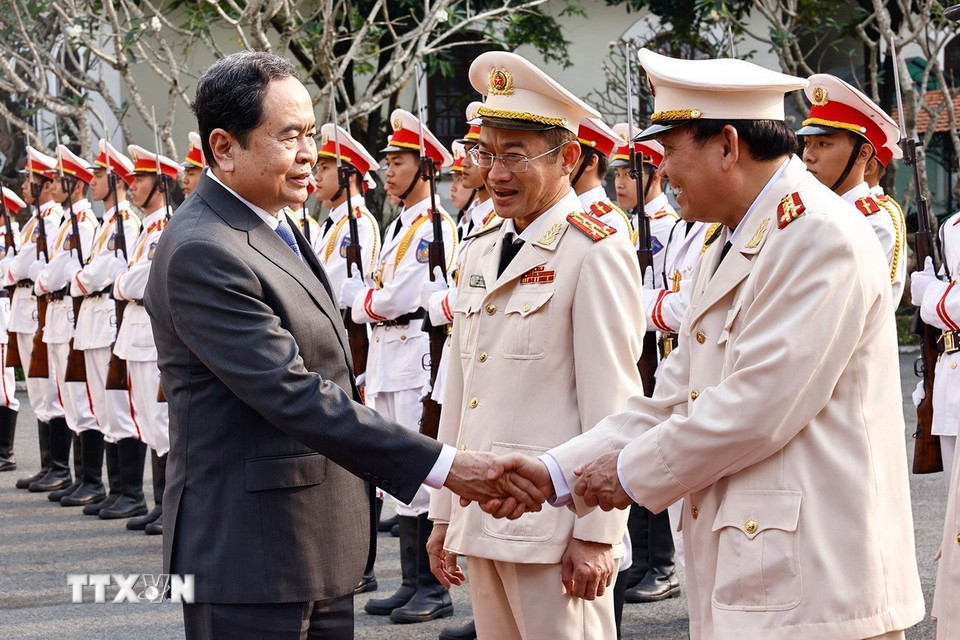 Chủ tịch Quốc hội Trần Thanh Mẫn với lực lượng công an Thành phố Cần Thơ. (Ảnh: Doãn Tấn/TTXVN)