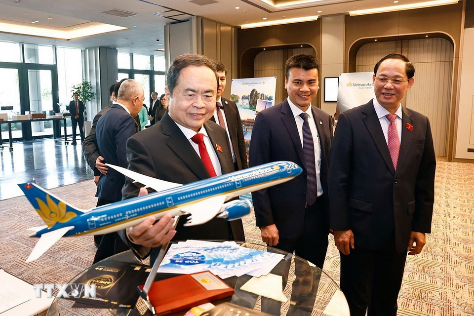 Chủ tịch Quốc hội Trần Thanh Mẫn tham quan gian hàng Vietnam Airlines. (Ảnh: Doãn Tấn/TTXVN)