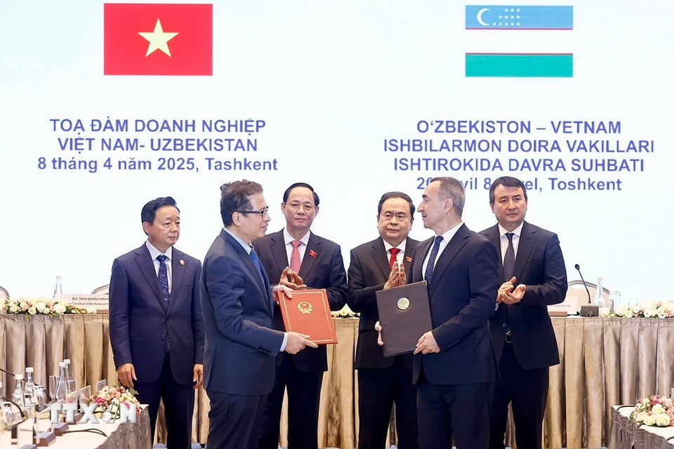 Chủ tịch Quốc hội Trần Thanh Mẫn chứng kiến Lễ trao các Thỏa thuận hợp tác. (Ảnh: Doãn Tấn/TTXVN)