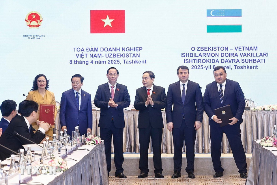 Chủ tịch Quốc hội Trần Thanh Mẫn chứng kiến Lễ trao các Thỏa thuận hợp tác. (Ảnh: Doãn Tấn/TTXVN)