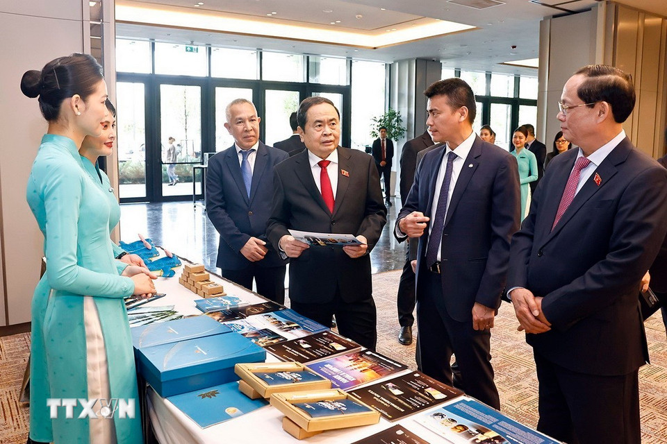 Chủ tịch Quốc hội Trần Thanh Mẫn tham quan gian hàng Vietnam Airlines. (Ảnh: Doãn Tấn/TTXVN)